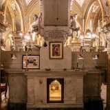 Possiamo quindi ammirare il retro dell�altare composto da marmo bianco su cui si staglia un quadro raffigurante sempre la Madonna dell�Odegitria